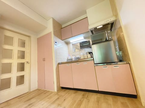 Basic Apartment | Private kitchen | Mini-fridge, microwave, griddle, cookware/dishes/utensils