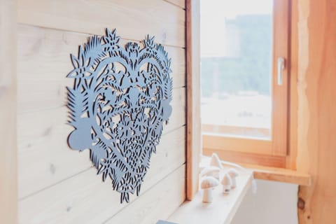 b7827975-d998-4b7f-be7b-e4fc50b3a76b