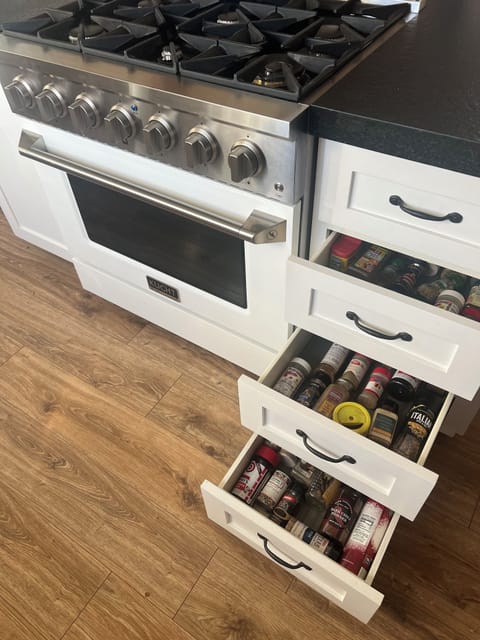 6 burner stove/oven and fully stocked spices for your use