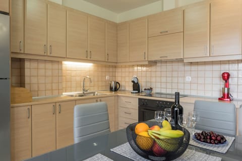 Apartment | Private kitchen | Full-size fridge, oven, stovetop, electric kettle