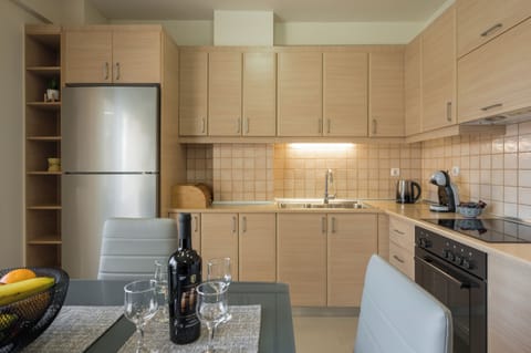 Apartment | Private kitchen | Full-size fridge, oven, stovetop, electric kettle