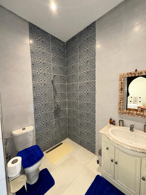 Comfort Twin Room | Bathroom | Rainfall showerhead, free toiletries, hair dryer, bathrobes