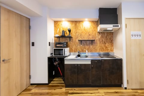 Deluxe Apartment | Private kitchen | Full-size fridge, microwave, stovetop, electric kettle