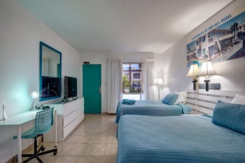 Standard Double Room - 2 Bed | Living area | Smart TV