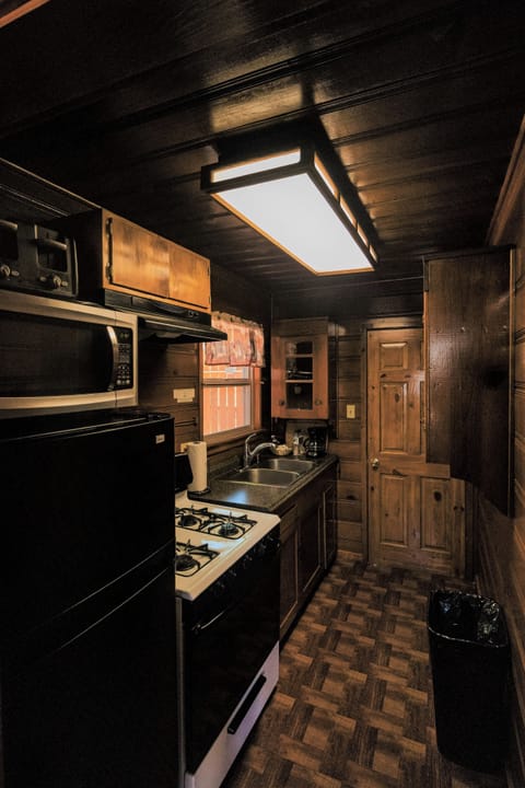 Small Cabin | Private kitchen | Microwave, coffee/tea maker, freezer, paper towels