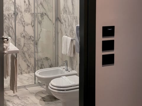 Club Single Room | Bathroom | Free toiletries, hair dryer, bidet, towels