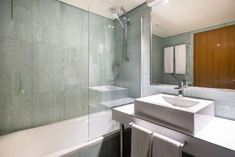 Standard Twin Room | Bathroom | Shower, hair dryer, bidet, towels