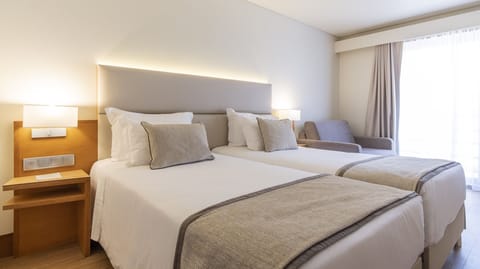 Standard Twin Room | Minibar, desk, free WiFi, bed sheets