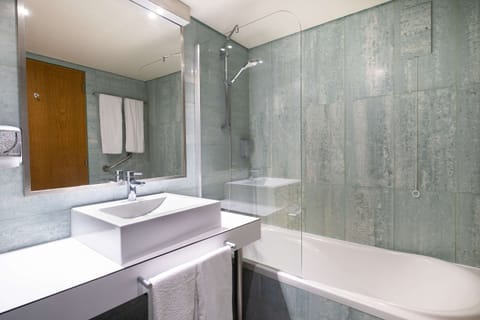 Standard Double Room | Bathroom | Shower, hair dryer, bidet, towels