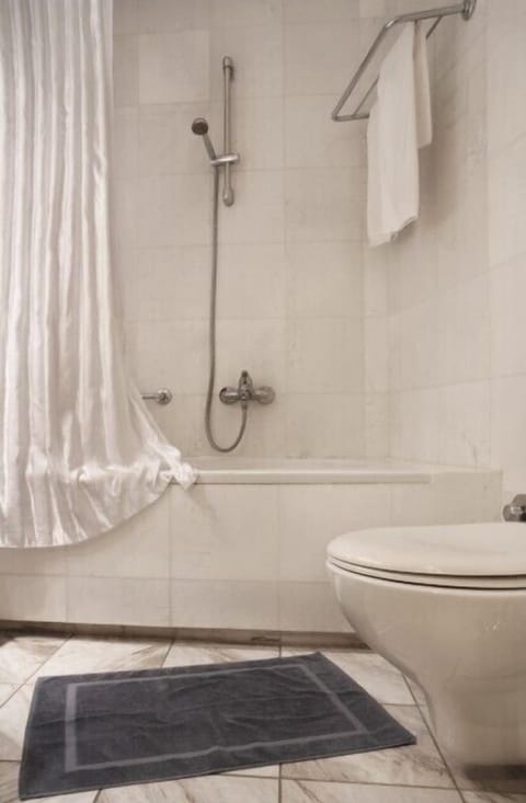 Family Room | Bathroom | Bathtub, free toiletries, hair dryer, towels