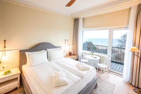 Deluxe Double Room, Balcony, Sea View | Hypo-allergenic bedding, in-room safe, blackout drapes, soundproofing