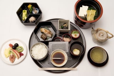 Daily full breakfast (JPY 5945 per person)