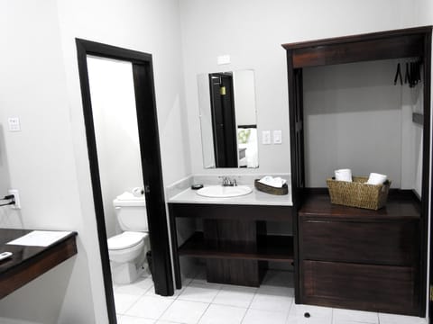 Comfort Double Room | Bathroom | Shower, towels