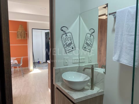 Standard Apartment | Bathroom | Shower, towels