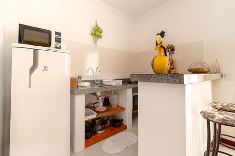 Economy Apartment | Private kitchen | Fridge, microwave, oven, stovetop