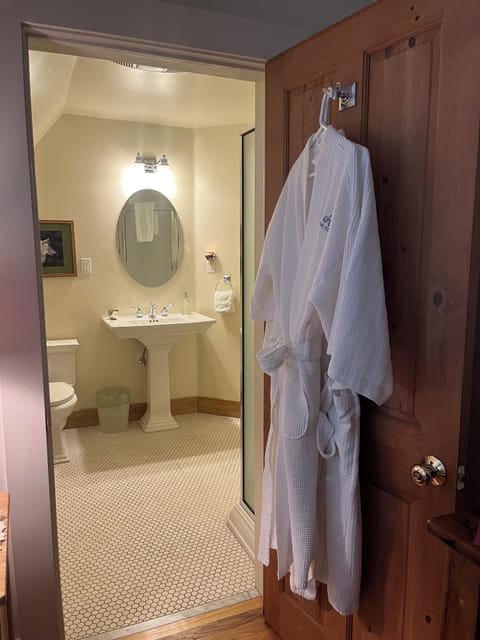 Helen | Bathroom | Hair dryer, bathrobes, towels, soap