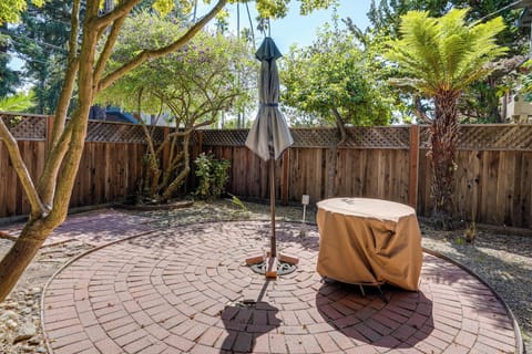 Fenced Patio | Claremont Neighborhood | 2 Mi to UC Berkeley | Free WiFi | No A/C