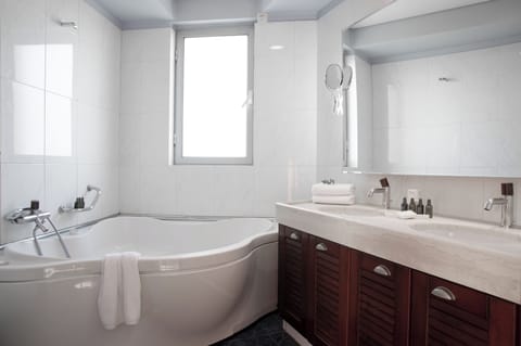 Junior Suite | Bathroom | Bathtub, deep soaking tub, free toiletries, hair dryer