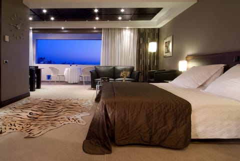 Junior Suite | Premium bedding, down comforters, minibar, in-room safe