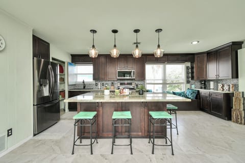 Plenty of room in the kitchen for moving around & whipping up delicious meals.