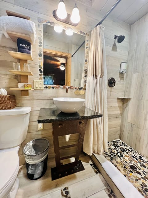 Cozy Corner, Queen Studio | Bathroom | Shower, free toiletries, hair dryer, towels