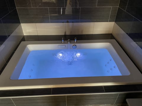 Hot Tub Room | Desk, iron/ironing board, free WiFi, bed sheets