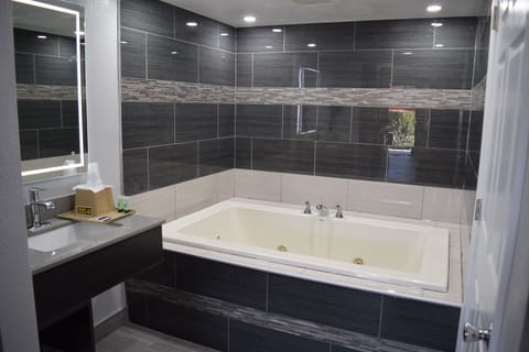 Hot Tub Room | Bathroom | Combined shower/tub, free toiletries, hair dryer, towels