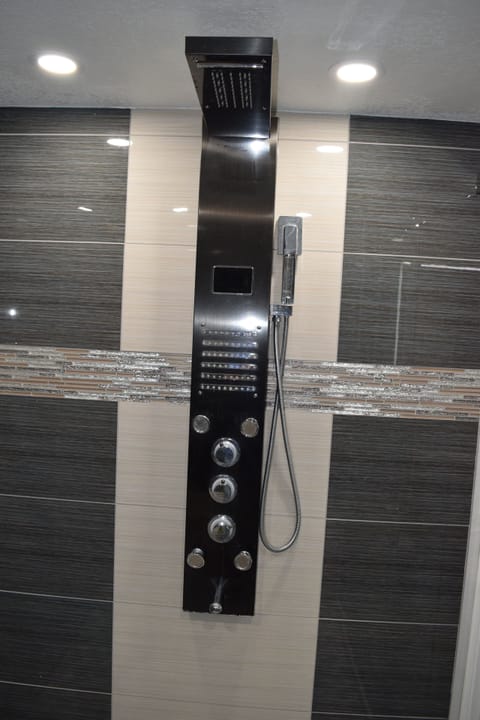 Shower Jet | Bathroom | Combined shower/tub, free toiletries, hair dryer, towels