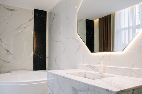 Luxury Apartment | Bathroom | Free toiletries, hair dryer, bathrobes, slippers
