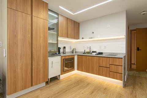 Standard Studio (SN 706B M Studio 36CG.2C- 526507) | Private kitchen | Fridge, stovetop, espresso maker, dining tables