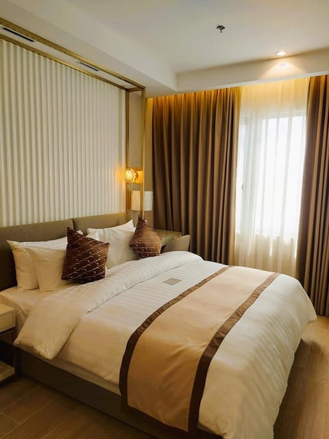 Junior Suite | In-room safe, individually furnished, desk, laptop workspace