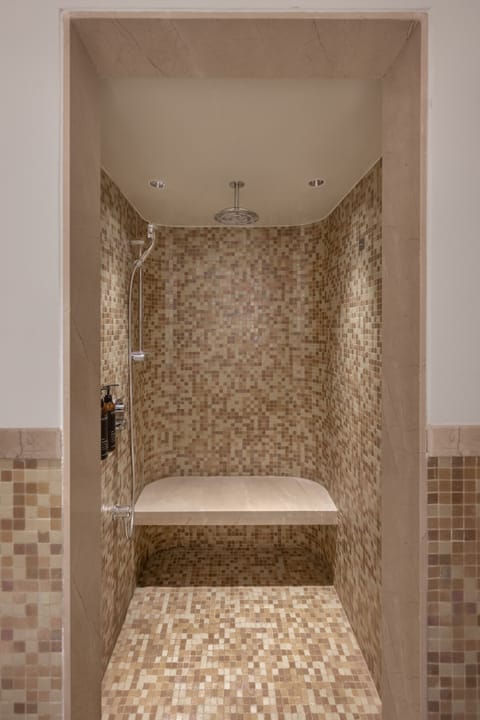 Steam room, body treatments, 7 treatment rooms