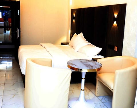 Executive Suite | Free WiFi, bed sheets