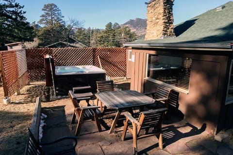 Cabin, 3 Bedrooms | Outdoor dining