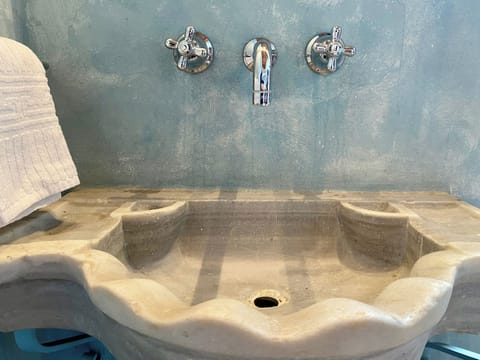 Superior Double Room | Bathroom | Free toiletries, hair dryer, bidet, towels