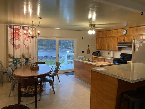 Dining for 6 to 8 The bar seats 4 as well