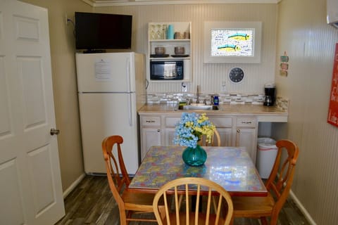 Junior Suite, 1 Bedroom, Kitchenette | Private kitchen | Full-size fridge, microwave, coffee/tea maker, cookware/dishes/utensils