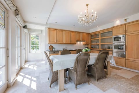 Spacious and bright kitchen with sitting area