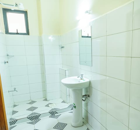 Executive Double Room | Bathroom | Shower, rainfall showerhead, free toiletries, slippers