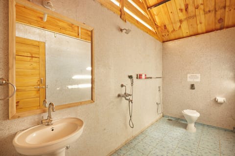 Deluxe Cottage, Balcony, Hill View | Bathroom | Shower, free toiletries, towels, soap