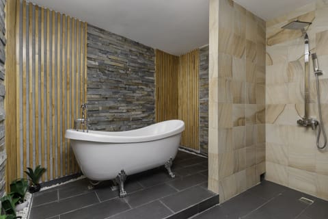 Anik Executive Suite | Deep soaking bathtub