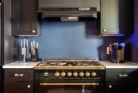 Kitchen | Dishware & Flatware | Toaster | Toaster Oven | Dishwasher | Knife Set