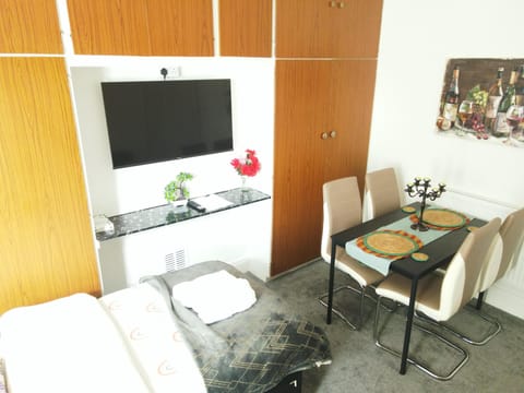 Apartment | 2 bedrooms, iron/ironing board, free WiFi, bed sheets