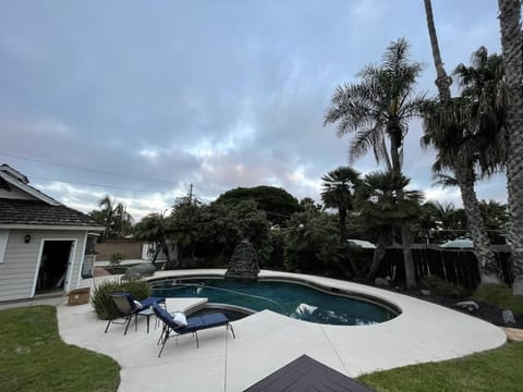Beautiful well kept pool with jacuzzi. 