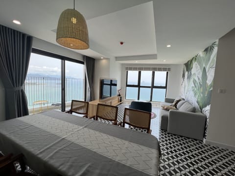 Panoramic Apartment, 3 Bedrooms, Beach View, Oceanfront | In-room dining