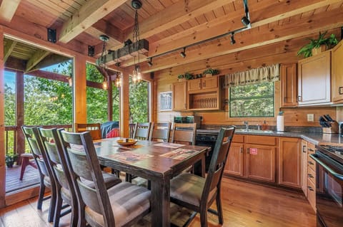 Friends in High Places' kitchen and dining area