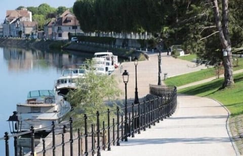 Yonne river walk by day (1)