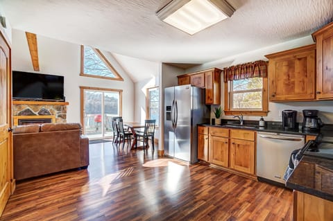 A fully stocked kitchen and dining area with seating for 6.
