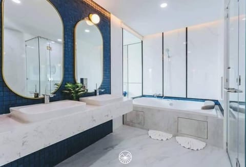 Deluxe Suite | Bathroom | Slippers