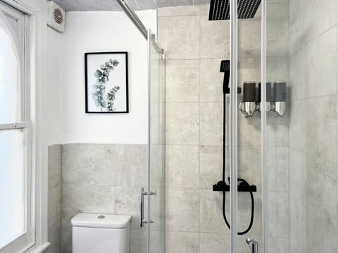 Deluxe Room | Bathroom | Shower, rainfall showerhead, hair dryer, towels